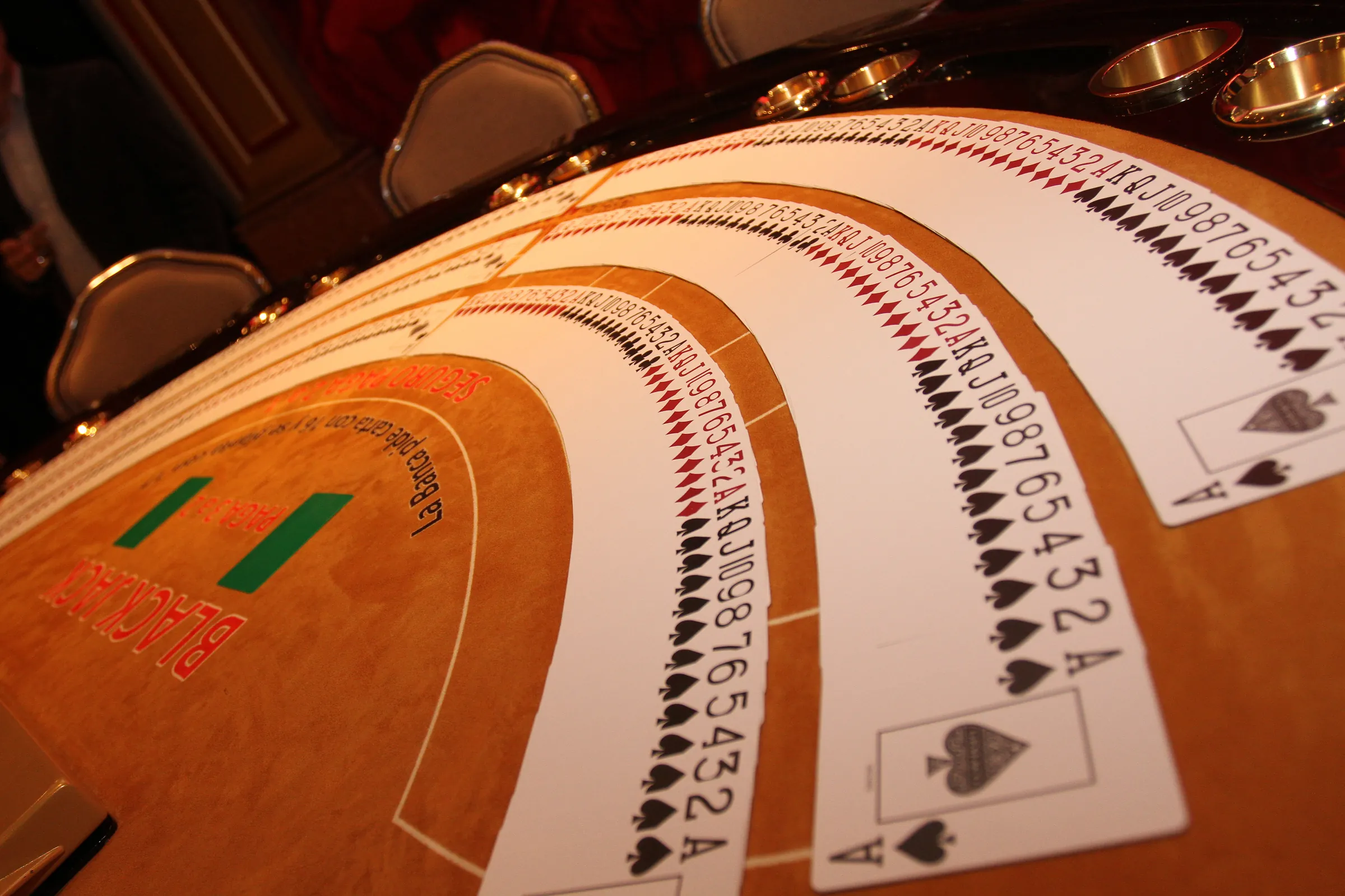 Mesa de Black Jack con las cartas desplegadas en Casino Arena Maipú